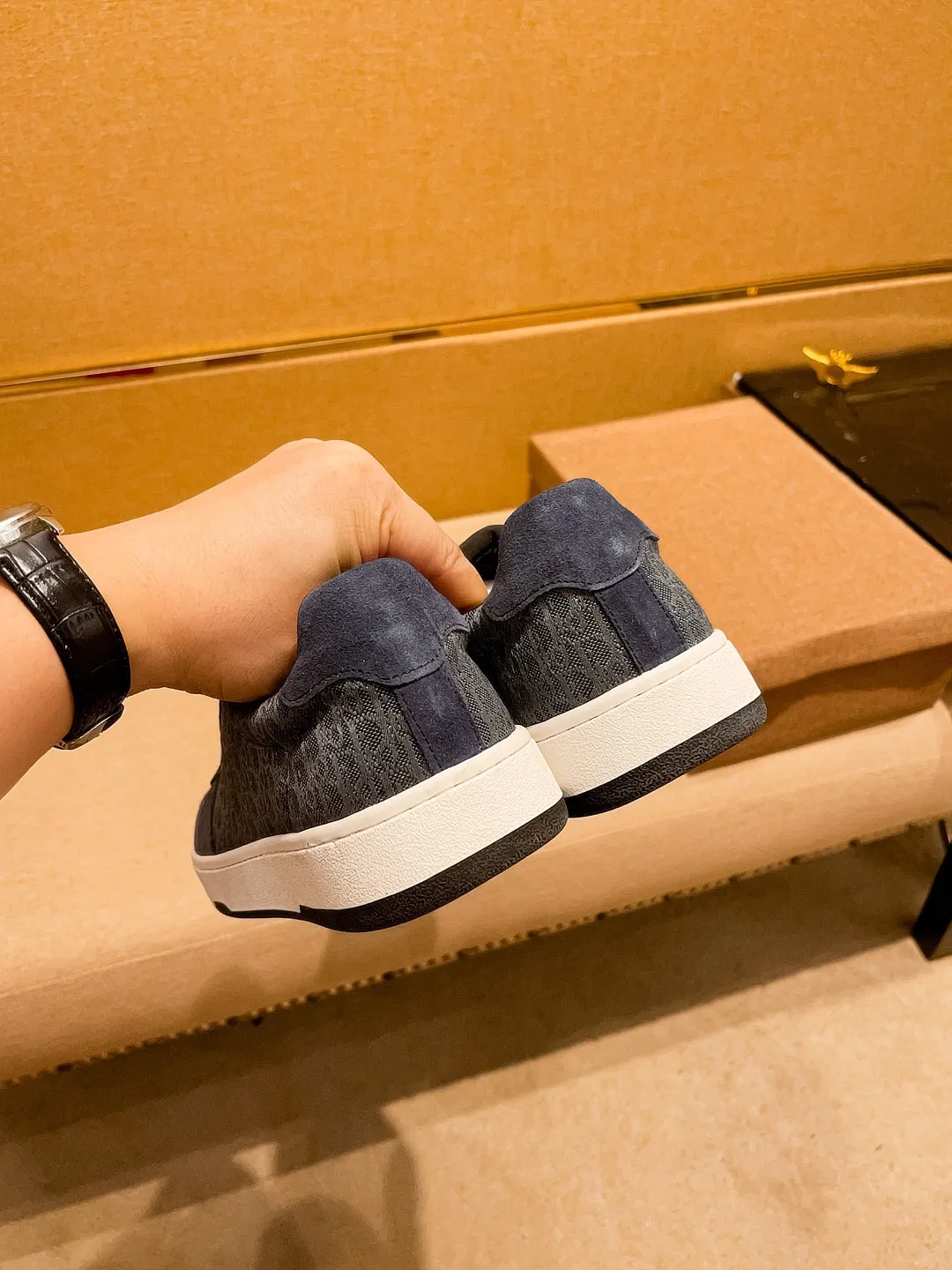Men's shoes💰 400💰[Dior]🔥 High-end men's shoes brand official website 1:1 latest masterpiece: uppers are made of Italian imported first-layer cowhide with comfortable and breathable lining➕original non-slip and wear-resistant outsole🔥, making walking more convenient and comfortable! An exclusive new model, a stunning work, a beautiful 1:1 replica [color] compared to the official quality! Create a fashionable personality to set off your uniqueness! A must-have for trendy men! Classic 🔥Size: 38-44 Color: 🔥 3⃣️colors available🔥.